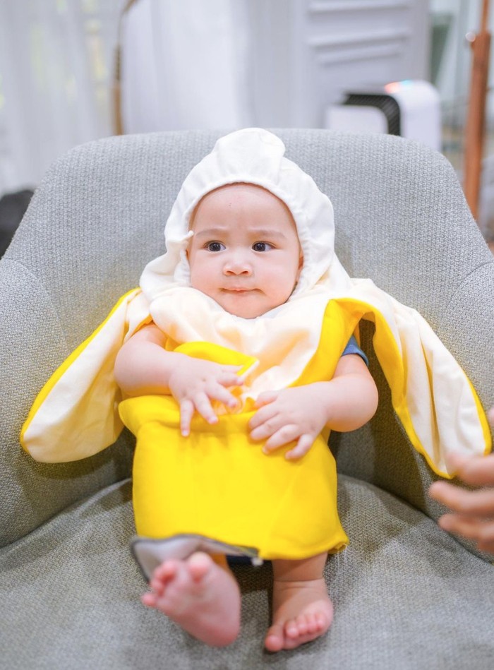 Ada juga potret menggemaskan adik dari Rafathar ini saat mengenakan busana buah pisang. Warna kuning cerah dan putih sangat pas ketika kostum pisang tersebut digunakan. (Foto: Instagram.com/raffinagita1717)