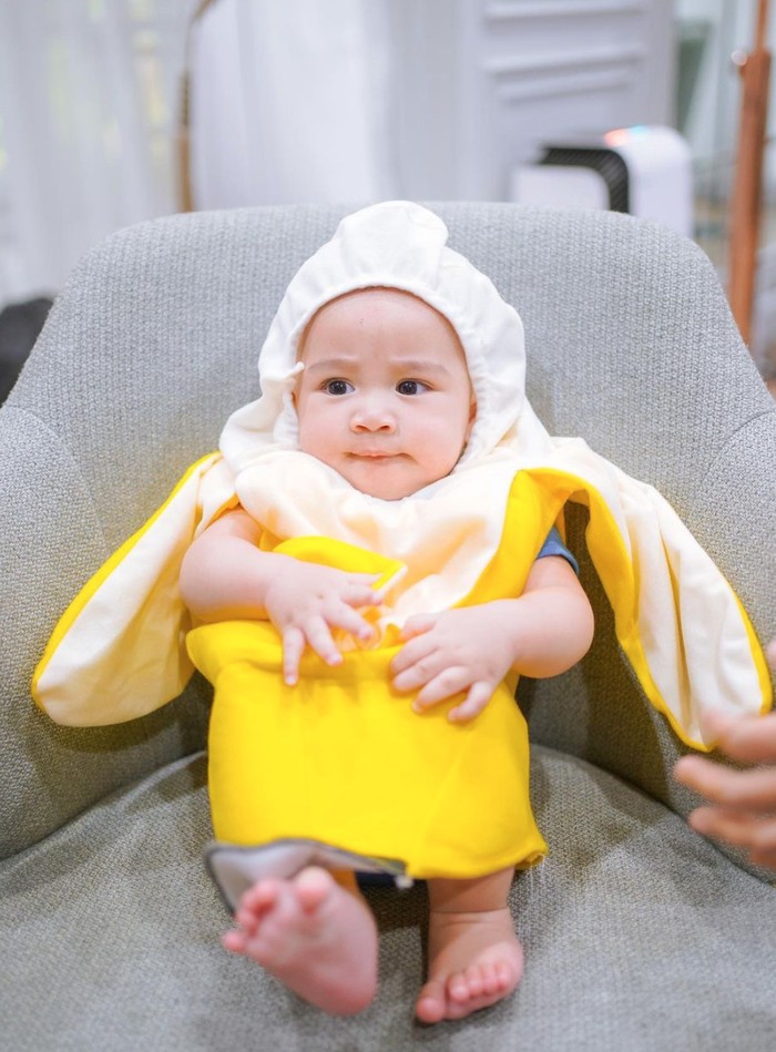 Ada juga potret menggemaskan adik dari Rafathar ini saat mengenakan busana buah pisang. Warna kuning cerah dan putih sangat pas ketika kostum pisang tersebut digunakan. (Foto: Instagram.com/raffinagita1717)