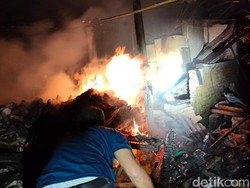 Penyelamatan Dramatis Nenek di Kediri yang Tidur Pulas Saat Rumahnya Terbakar