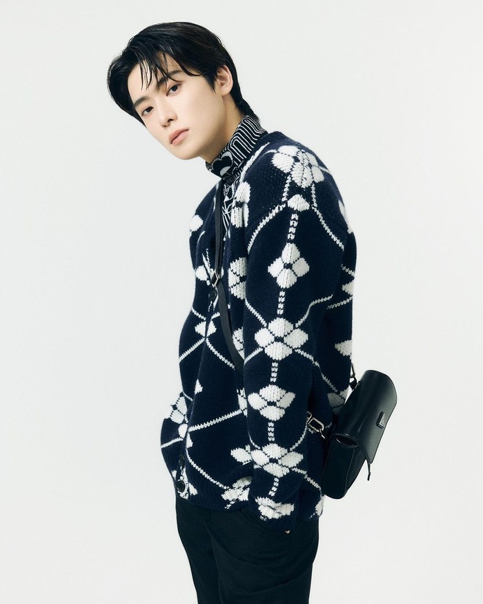 Salah satu bukti dari peningkatan indeks penjualan adalah besarnya minat pembelian koleksi pakaian Prada SS22 yang dikenakan Jaehyun pada pemotretan tahun lalu di atas./ Foto: instagram.com/_jeongjaehyun