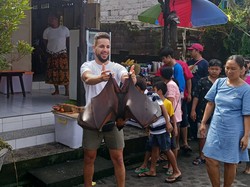 Serunya Foto dengan Hewan di Taman Tirta Gangga Karangasem