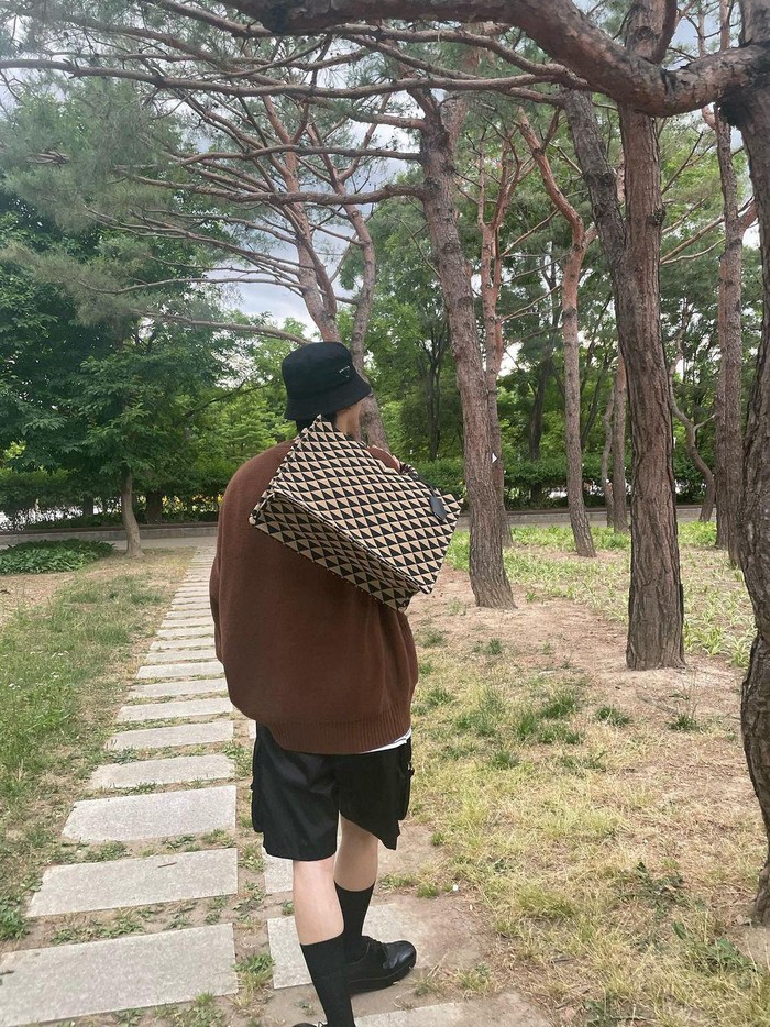 Sebelum resmi dikonfirmasi menjadi brand ambassador Prada, pemilik nama lengkap Jeong Yoon Oh ini sering mendapatkan undangan untuk hadir di acara penting dan mendapatkan barang sponsor brand termasuk Prada Symbol Bag./ Foto: instagram.com/_jeongjaehyun
