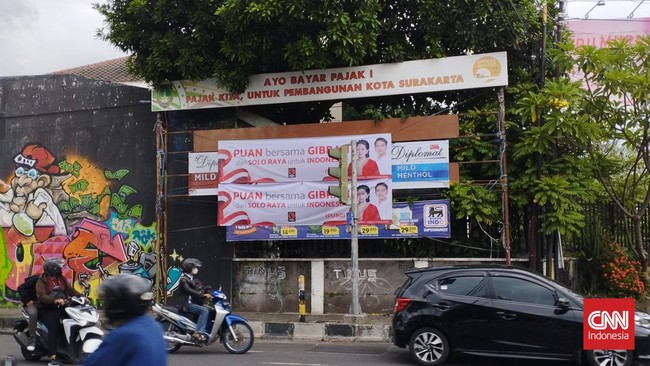 Spanduk bergambar Ketua DPR RI, Puan Maharani dan Wali Kota Solo, Gibran Rakabuming Raka terpasang di Solo dan Sukoharjo, Senin (20/6).