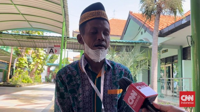 Penyandang disabilitas, Amin Jakfar dari Pamekasan semula mendaftar haji dengan ibunya, namun ibundanya tak bisa berangkat tahun ini terganjal batasan usia.