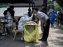 Tes Massal COVID-19 di China Menghasilkan Gunungan Sampah