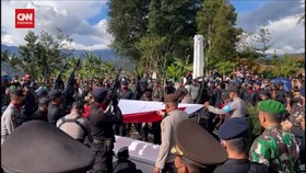 VIDEO: Ribuan Warga Antar Jenasah Bripda Diego Rumaropen