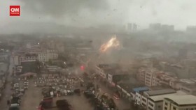 VIDEO: Tornado Hantam China, Padamkan Listrik dan Rusak Rumah