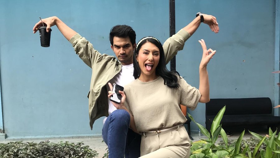 Tyas Mirasih dan Tengku Tezi