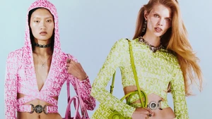 Tren Logomania Kembali! Versace Hadirkan dengan Nuansa Penuh Warna di Koleksi Terbaru