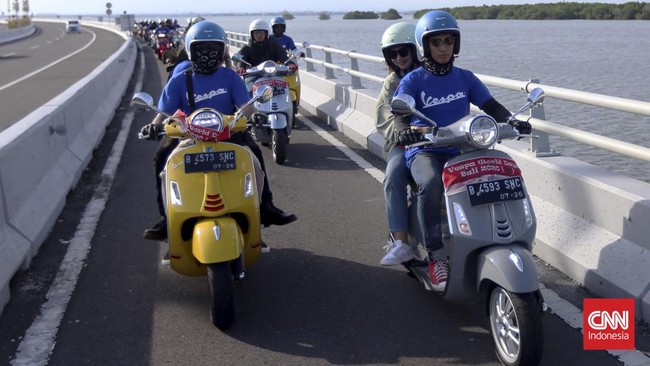 Menikmati suasan Bali dengan menunggangi Vespa Primavera.