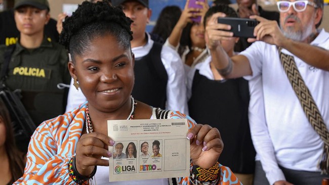 Wakil presiden Kolombia, Francia Marquez, menjadi sorotan usai mencatat sejarah karena berhasil menduduki posisi penting di pemerintahan.
