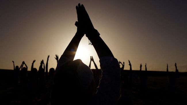 Hari Yoga Internasional dirayakan setiap 21 Juni. Perdana Menteri India menyebut yoga sebagai hadiah tak ternilai dari tradisi kuno India.