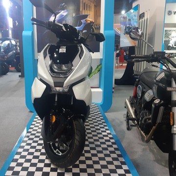 Zeeho AE8 Siap Tebar Pesona ke Gen-Z, Motor Listrik Spek Terberingas saat Ini