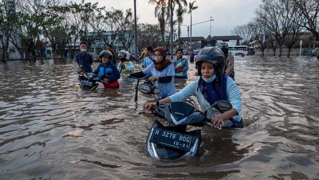 Dosen dan Peneliti ITB menyebut 112 kabupaten/kota di Indonesia mengalami banjir rob akibat penurunan permukaan tanah dan kenaikan muka air laut.