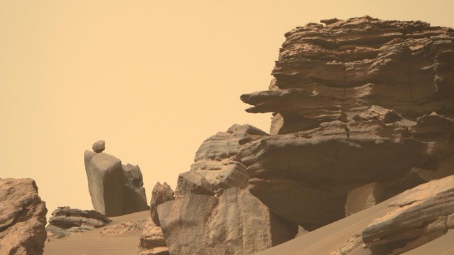 Wahana milik NASA menangkap foto batu bulat yang tengah dalam posisi seimbang di atas batuan besar di Mars. Bagaimana bisa?