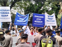 Ratusan Bobotoh Geruduk Kantor Persib Desak Manajemen Minta Maaf