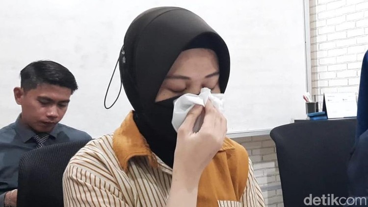 Briptu Suci Darma menangis minta suaminya segera dipecat.