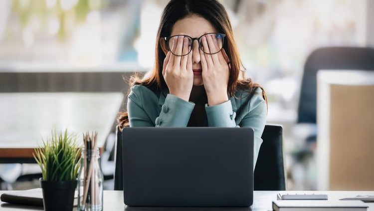 Concept Burnout Syndrome. Business Woman feels uncomfortable working. Which is caused by stress, accumulated from unsuccessful work And less resting body. Consult a specialist psychiatrist