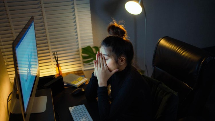 Concept Burnout Syndrome. Business Woman feels uncomfortable working. Which is caused by stress, accumulated from unsuccessful work And less resting body. Consult a specialist psychiatrist