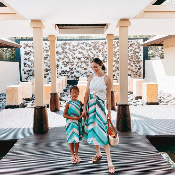 <p>Carla kini hendak memasuki usia 7 tahun. Ia sangat mirip dengan ibundanya, Cathy. Mereka juga sering mengenakan baju kembar, lho Bunda. (Foto: Instagram @cathysharon)</p>
