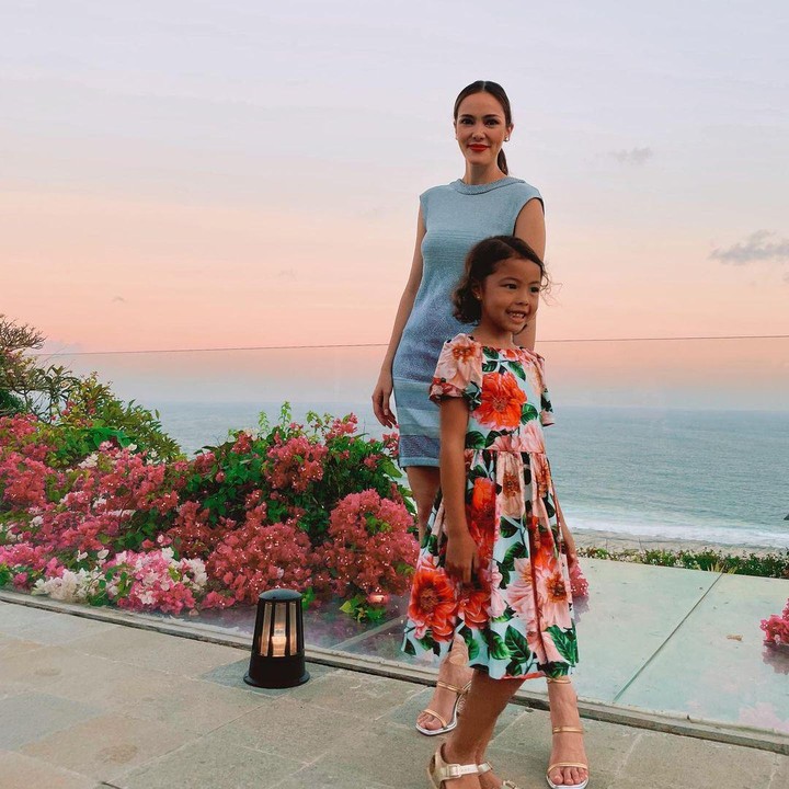 <p>Carla kini semakin beranjak besar. Sang ibunda pun merasa kalau Carla tumbuh begitu cepat. “Kok ini anak tambah tinggi cepet banget ya,” tulis Cathy melalui unggahan Instagramnya. (Foto: Instagram @cathysharon)</p>