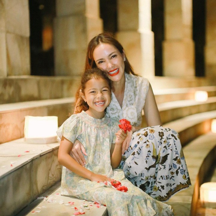 <p>Carla memiliki kakak laki-laki bernama Jacob Gabriel dengan selisih usia 2 tahun. Sebagai anak bungsu perempuan, ia begitu dekat dengan ibundanya, Cathy. (Foto: Instagram @cathysharon)</p>