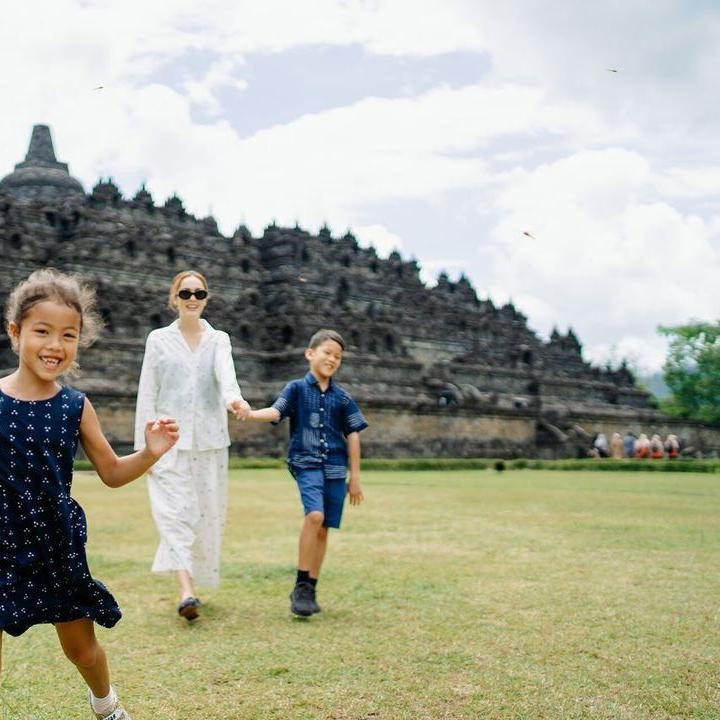 <p>Cathy kerap mengajak kedua anaknya berlibur. Ini potretnya saat mengunjungi Candi Borodurur di Jawa Tengah. Carla sangat antusias ketika difoto. (Foto: Instagram @cathysharon)</p>