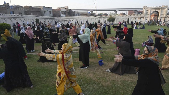 FOTO: Tenang Dunia Rayakan Hari Yoga Internasional 2022