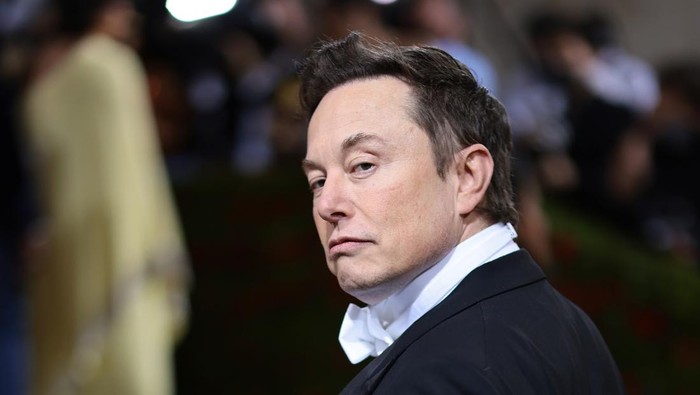 NEW YORK, NEW YORK - MAY 02: 
  Elon Musk attends The 2022 Met Gala Celebrating 