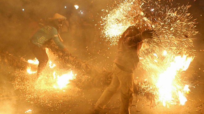 FOTO: Kemeriahan Tradisi Perang Obor di Jepara