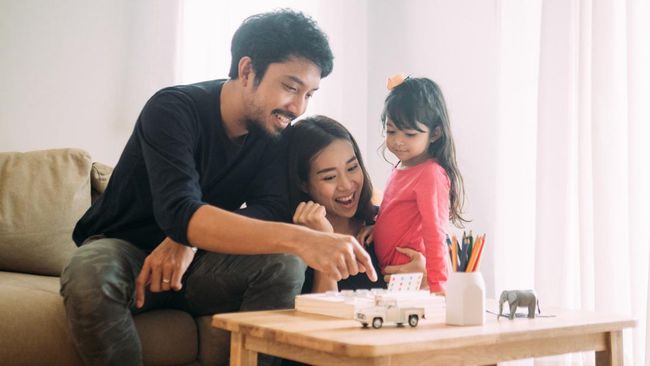 Ada banyak cara menerapkan kejujuran di rumah pada anak. Salah satu contohnya adalah dengan jujur mengakui kesalahan kepada orang tua.