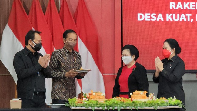 Presiden Joko Widodo yang berulang tahun ke-61 hari ini mendapat tumpeng saat menghadiri Rapat Kerja Nasional (Rakernas) PDIP, Selasa (21/6).