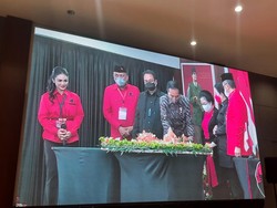 Mesra Banget! Jokowi Beri Potongan Tumpeng Pertama ke Megawati