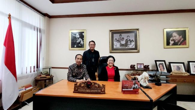 Megawati sempat menunggu di ruang pribadi bersama putranya, Prananda, dan Jokowi sebelum rakernas PDIP. Sementara Puan langsung ke tempat rakernas.