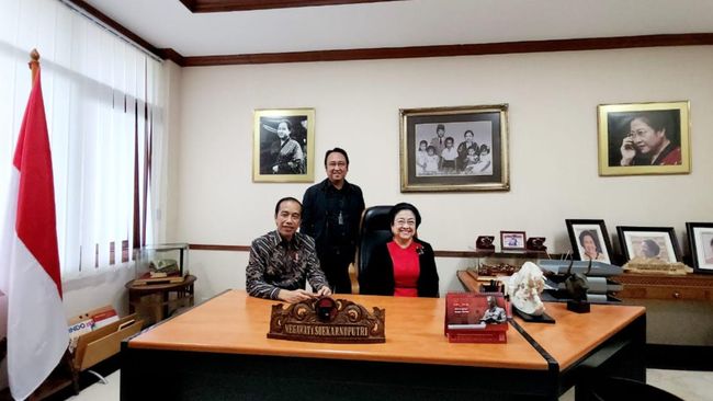 Jokowi dan Prananda Sempat Temani Mega di Ruang Pribadi Megawati sempat menunggu di ruang pribadi bersama putranya, Prananda, dan Jokowi sebelum rakernas PDIP. Sementara Puan langsung ke tempat rakernas.