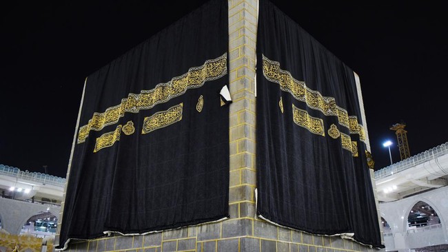 Pergantian Kiswah atau kain penutup Ka'bah berwarna hitam untuk pertama kali bakal diganti setiap 1 Muharam, bukan lagi 9 Zulhijah.