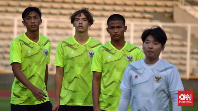Pemain keturunan Indonesia-Belanda Jim Croque menyebut tensi latihan Timnas Indonesia U-19 yang diterapkan Shin Tae Yong sangat tinggi.