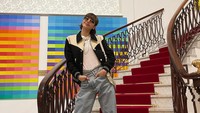 <p>Bunda yang gemar tampil sporty, juga bisa tiru gaya Lisa memakai celana jeans yang dipadu bersama jaket <em>varsity.</em> (Foto: Instagram @lalalalisa_m)</p>