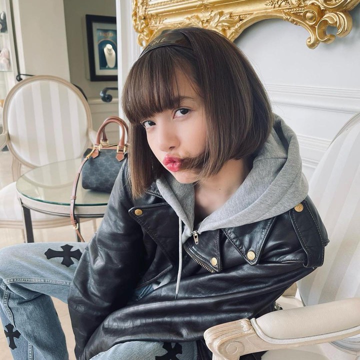 <p>Bunda lebih suka tampil lebih <em>boyish?</em> Bisa juga padukan celana jeans motif dengan jaket kulit <em>stylish.</em> (Foto: Instagram @lalalalisa_m)</p>