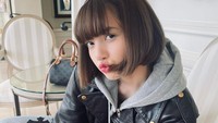 <p>Bunda lebih suka tampil lebih <em>boyish?</em> Bisa juga padukan celana jeans motif dengan jaket kulit <em>stylish.</em> (Foto: Instagram @lalalalisa_m)</p>