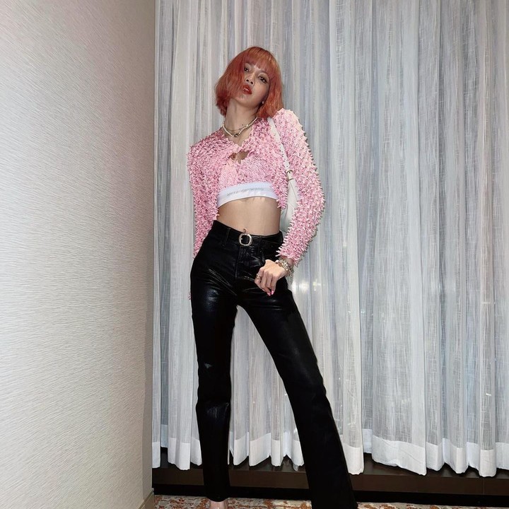 <p>Agar lebih <em>cute,</em> Bunda juga bisa gunakan jeans berwarna gelap dengan atasan berwarna cerah seperti warna-warna pastel. (Foto: Instagram @lalalalisa_m)</p>