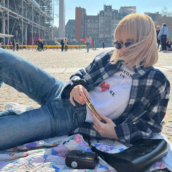 <p>Celana jeans sangat cocok untuk penampilan santai namun tetap modis. Tengok saja gaya Lisa ketika memadukan celana jeans dengan t-shirt tartan. (Foto: Instagram @lalalalisa_m)</p>