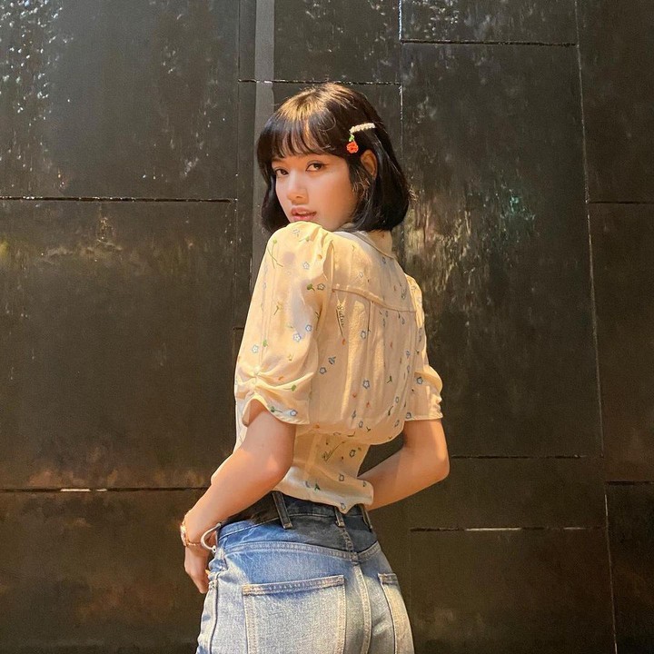 <p>Celana jeans juga bisa digunakan untuk menciptakan<em> girly-look.</em> Cukup padukan dengan blouse berwarna lembut ya, Bunda. (Foto: Instagram @lalalalisa_m)</p>