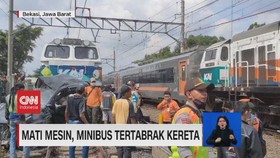 VIDEO: Mati Mesin, Minibus Tertabrak Kereta