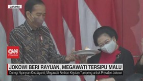 VIDEO: Megawati Beri Kejutan Ultah, Jokowi 