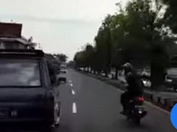 Lagi, Viral Pengemudi Mobil Halangi Laju Ambulans di Klaten