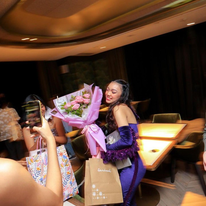 <p>Penyanyi Naura Ayu baru saja merayakan sweet seventeen nih, Bunda. Wanita kelahiran 18 Juni ini mengadakan acara selayaknya <em>party,</em> lho. (Foto: Instagram @naura.ayu)<br /><br /><br /></p>