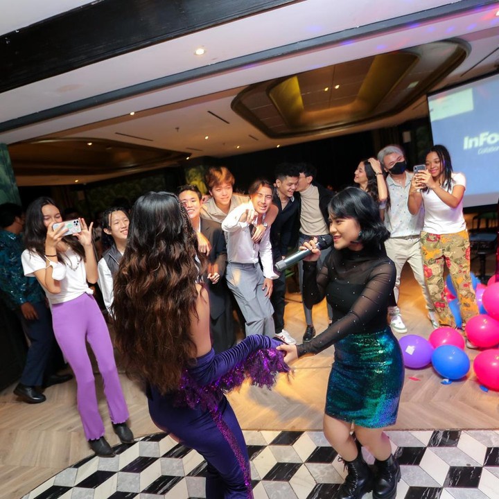 <p>Konsep acara ini terlihat seperti <em>night party</em>, Bunda. Dari potret yang bagikan, semuanya tampak amat menikmati momen tersebut. (Foto: Instagram @naura.ayu)<br /><br /><br /></p>