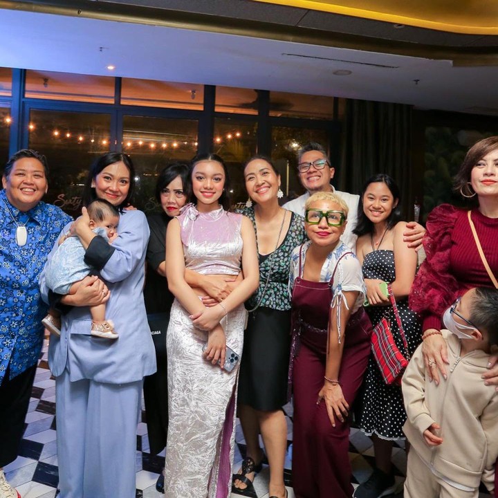 <p>Perayaan tersebut tampak dihadari banyak tamu undangan. Tak hanya keluarga, teman-teman terdekatnya juga meramaikan acara tersebut. (Foto: Instagram @naura.ayu)<br /><br /><br /></p>