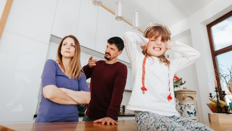 orang tua bertengkar di depan anak little girl cannot handle parents yelling and fighting